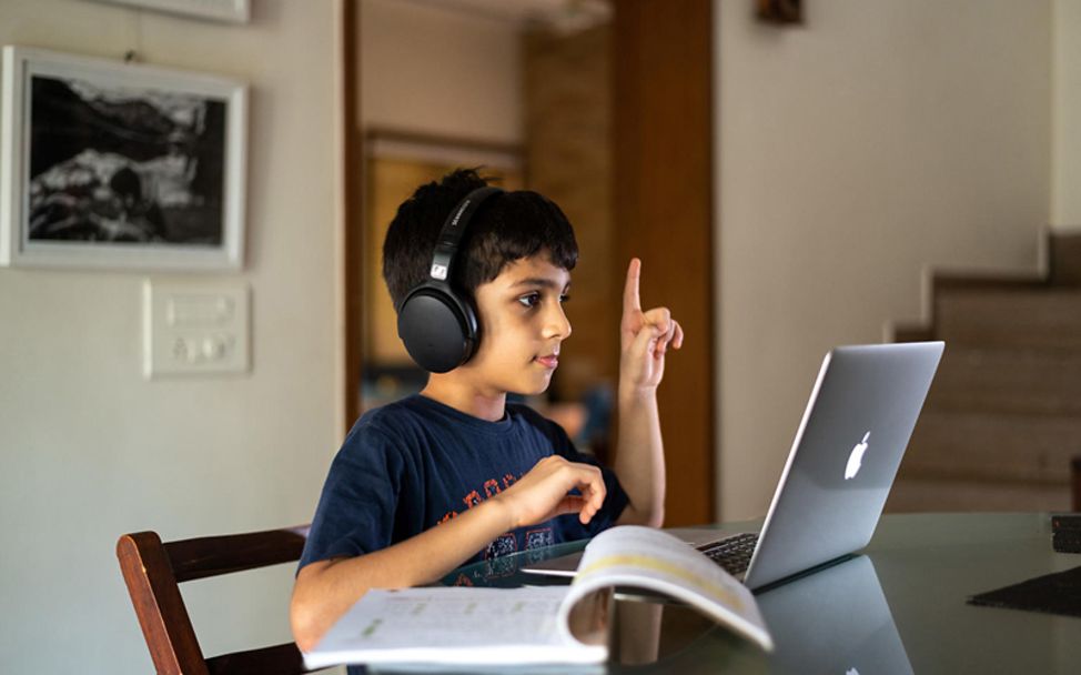 Homeschooling Tipps: Ein Junge nimmt per Laptop am virtuellen Unterricht teil