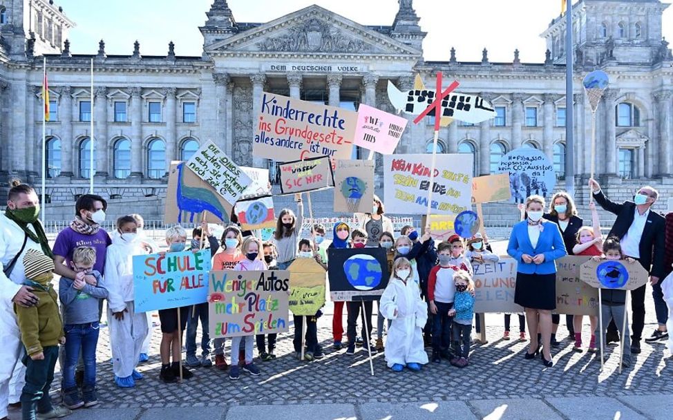 Kinder demonstieren vor dem Reichstag in Berlin.