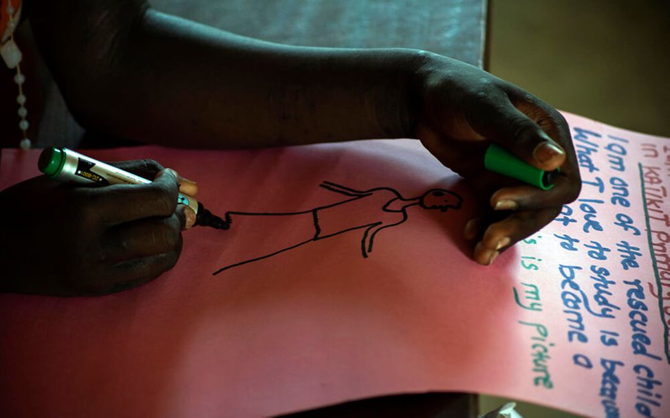 Mädchenbeschneidung in Uganda: Ein Mädchen zeichnet