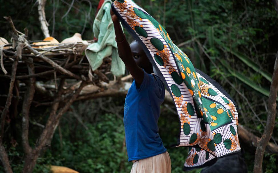 Mädchenbeschneidung in Uganda: Ein Mädchen hält ein Tuch über seinen Kopf