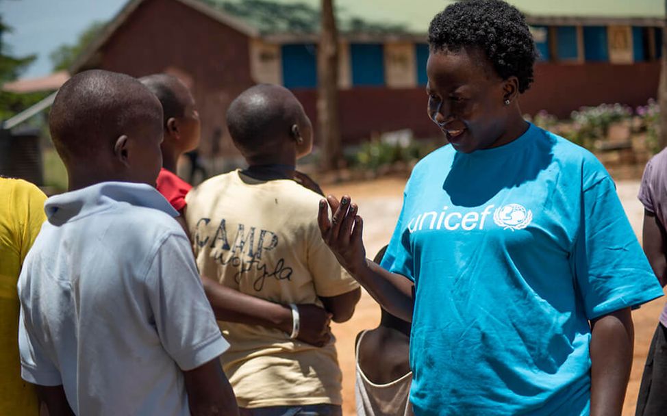 Mädchenbeschneidung in Uganda: UNICEF-Helferin im Gespräch mit Jugendlichen