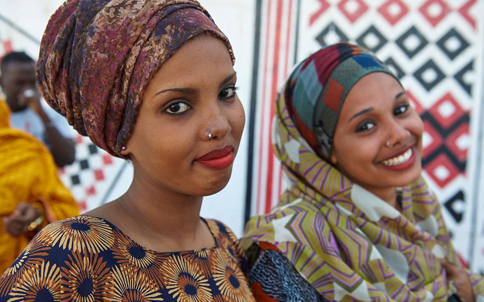 Mädchenbeschneidung in Ägypten: Zwei junge Frauen lächeln in die Kamera