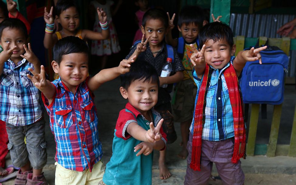 Last Minute Geschenke: Jungen und Mädchen im Early Learning Centre in Bangladesch