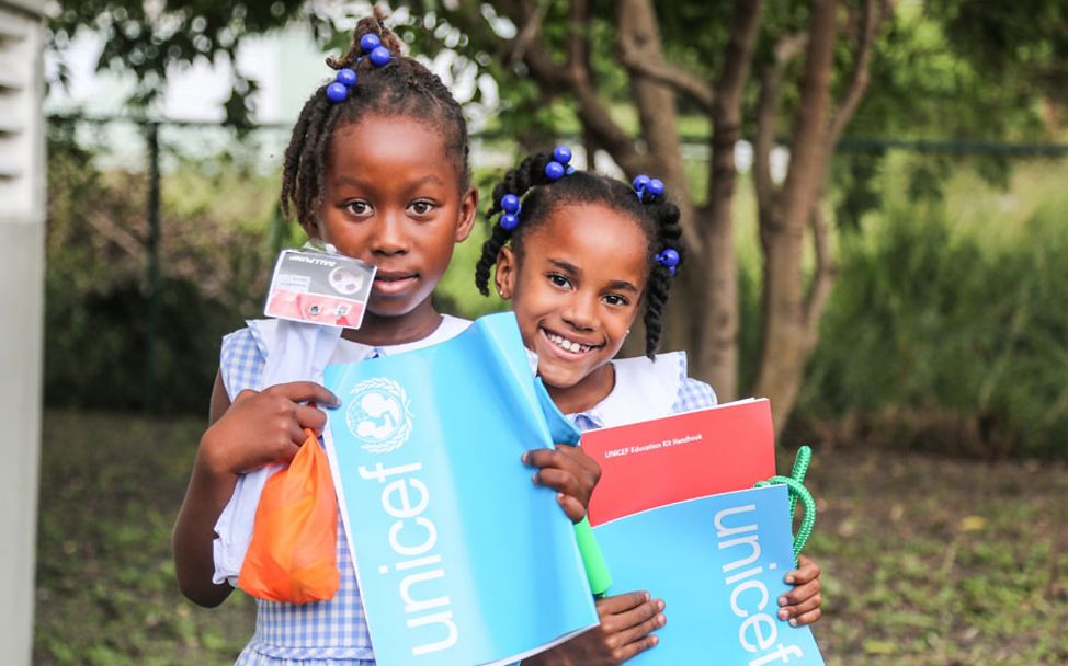 Last Minute Geschenke: Zwei Mädchen mit UNICEF-Schulmaterial