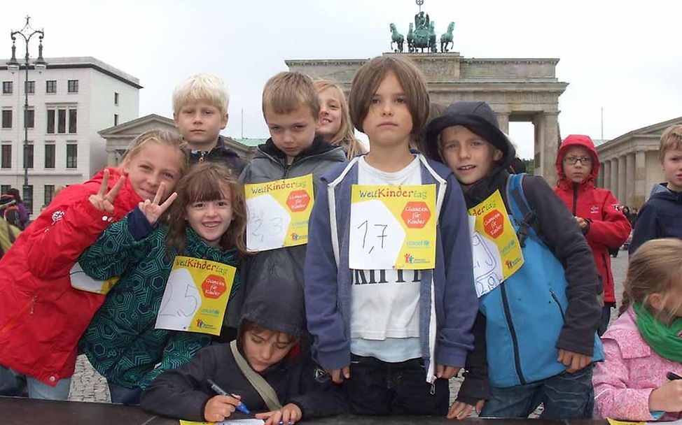 Berliner Grundschulkinder mit Noten für Schulen. © DKW e.V./Lüders