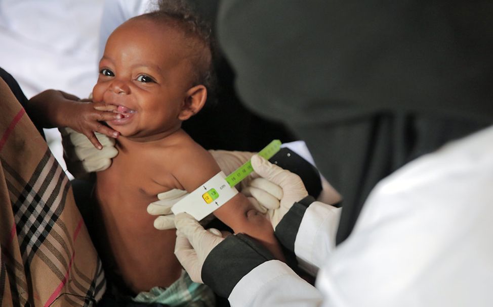 Test auf Mangelernährung: Eine UNICEF-Helferin misst den Oberarmumfang eines Babys im Jemen. 
