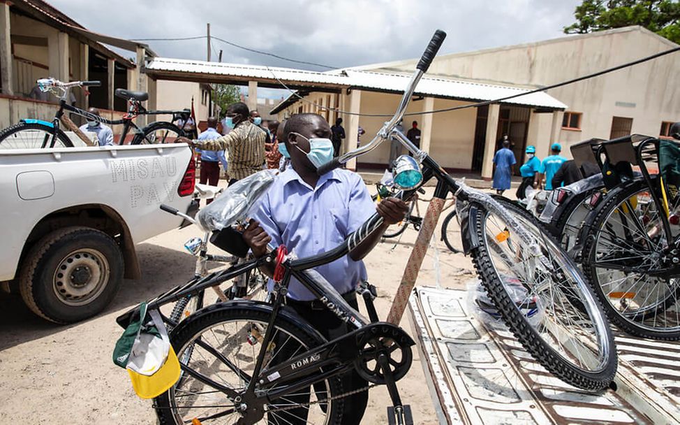 Mosambik: Fahrräder für Gesundheitspersonal werden verteilt