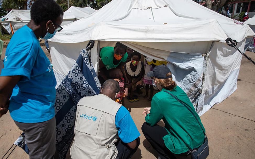 Mosambik: Nach Wirbelsturm Eloise ist eine Familie im Zelt untergekommen