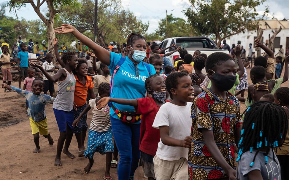 Mosambik: Nach Sturm Eloise tanzen Kinder vor einem Kinderzentrum