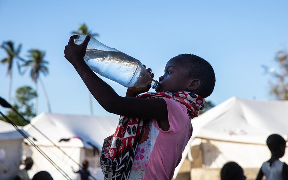 Mosambik: Ein Mädchen trinkt Wasser aus einer Flasche
