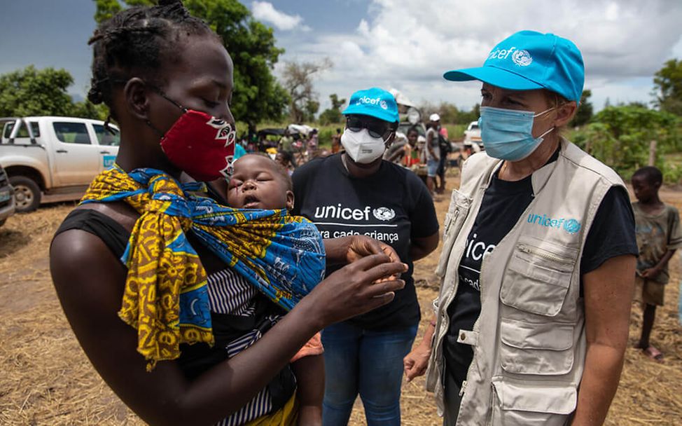 Mosambik Sturm Eloise: UNICEF-Helfer sprechen mit einer Mutter mit Kind