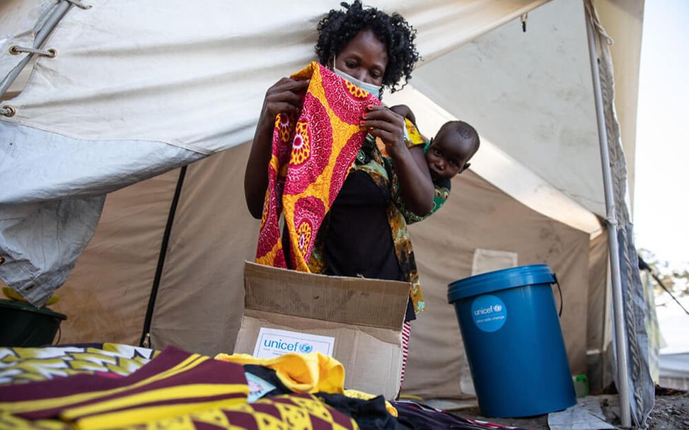 Mosambik: Nach Sturm Eloise packt Catarina Hilfsgüter aus