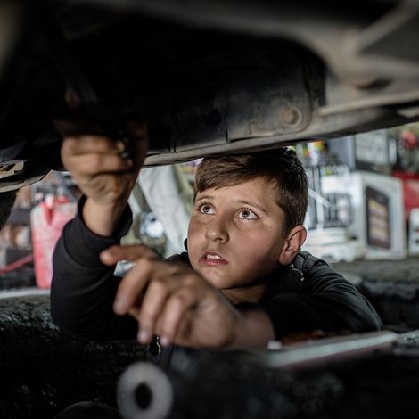 Irak: Junge arbeitet in einer Autowerkstatt.