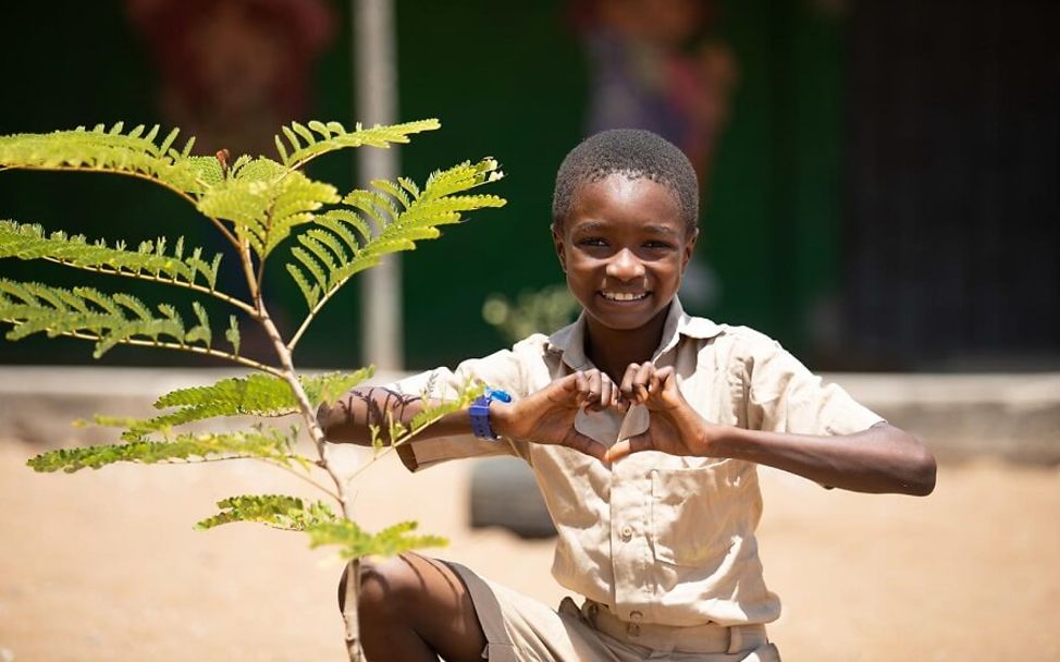 Der elfjährige David Sekongo pflegt seinen Baum.
