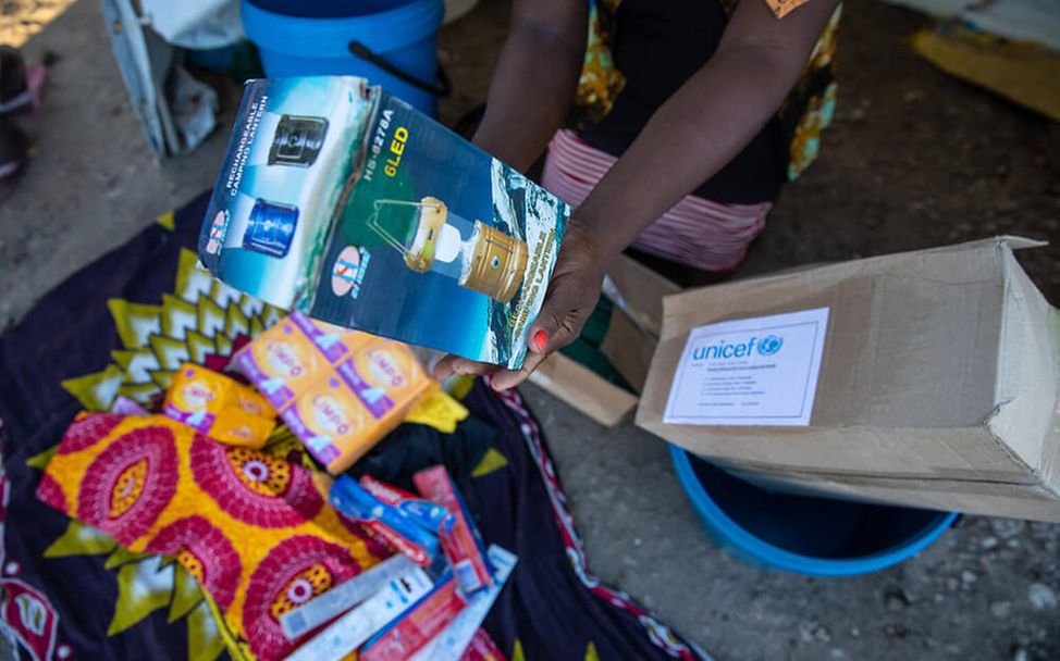 Mosambik Sturm Eloise: Eine Frau erhält von UNICEF eine Solarlampe