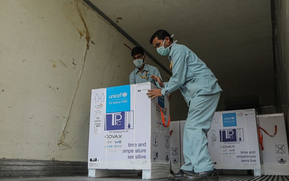 Indien 2021: Eine Pallette mit Impfstoffen von COVAX wird verladen.