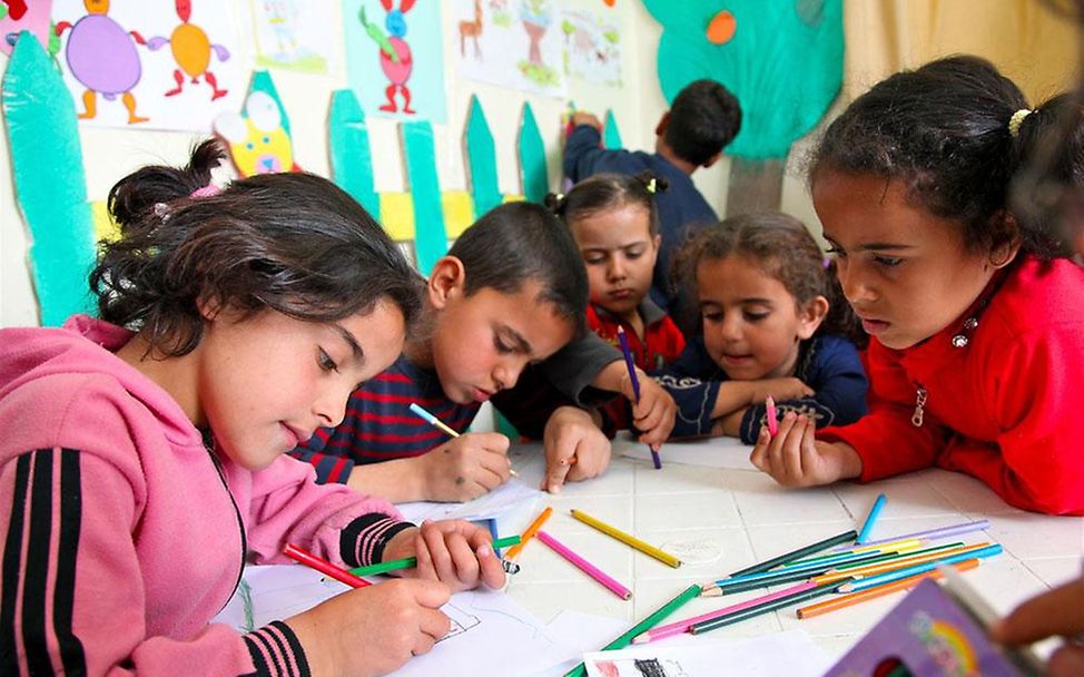 Kunstunterricht in einer Schule in Jordanien © UNICEF/Pirozzi