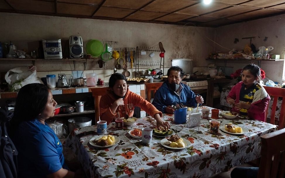 Ecuador: Die ganze Familie kommt beim Essen zusammen.