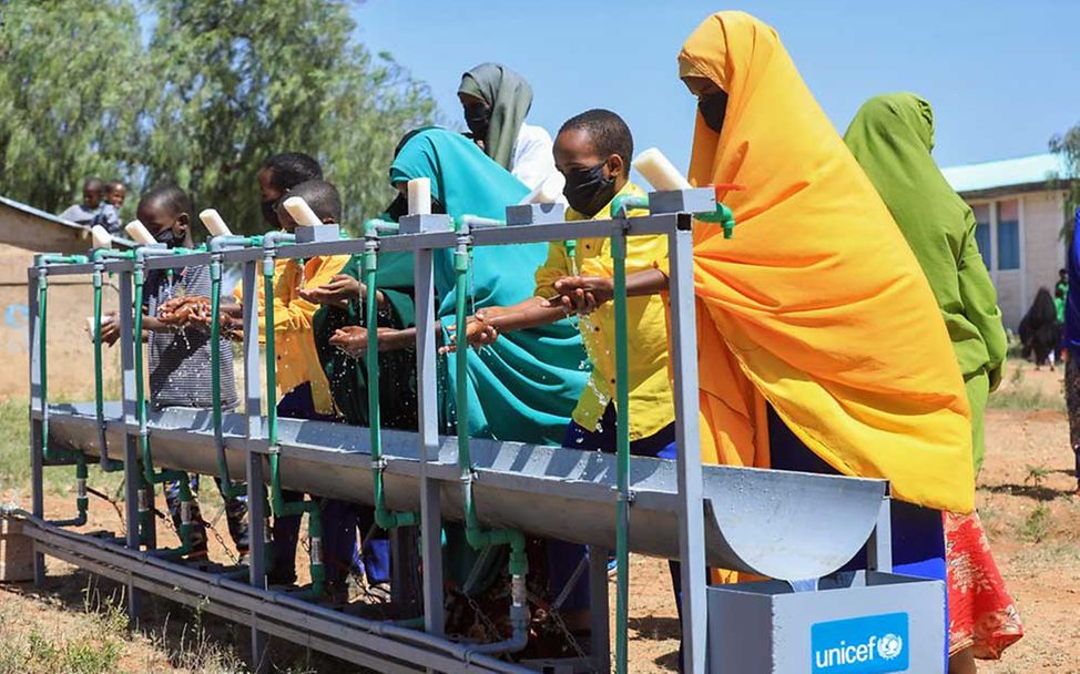 Sanitäranlagen für Äthiopien: An einem Waschbecken draußen waschen sich Schüler*innen die Hände.