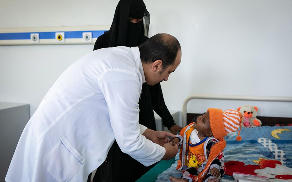 Jemen: Ein Arzt untersucht einen mangelernährten Jungen