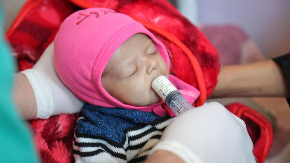 Mangelernährung im Jemen: Ein Baby wird aus einer Spritze mit Spezialmilch gefüttert