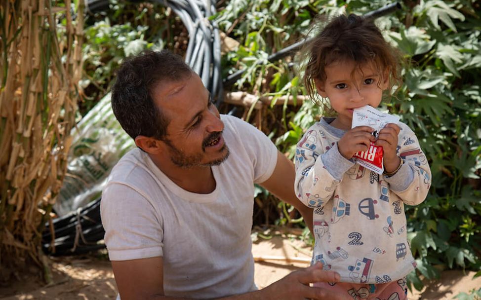 Mangelernährung im Jemen: Vater Moharram Al-Oshari macht sich Sorgen um seine Tochter