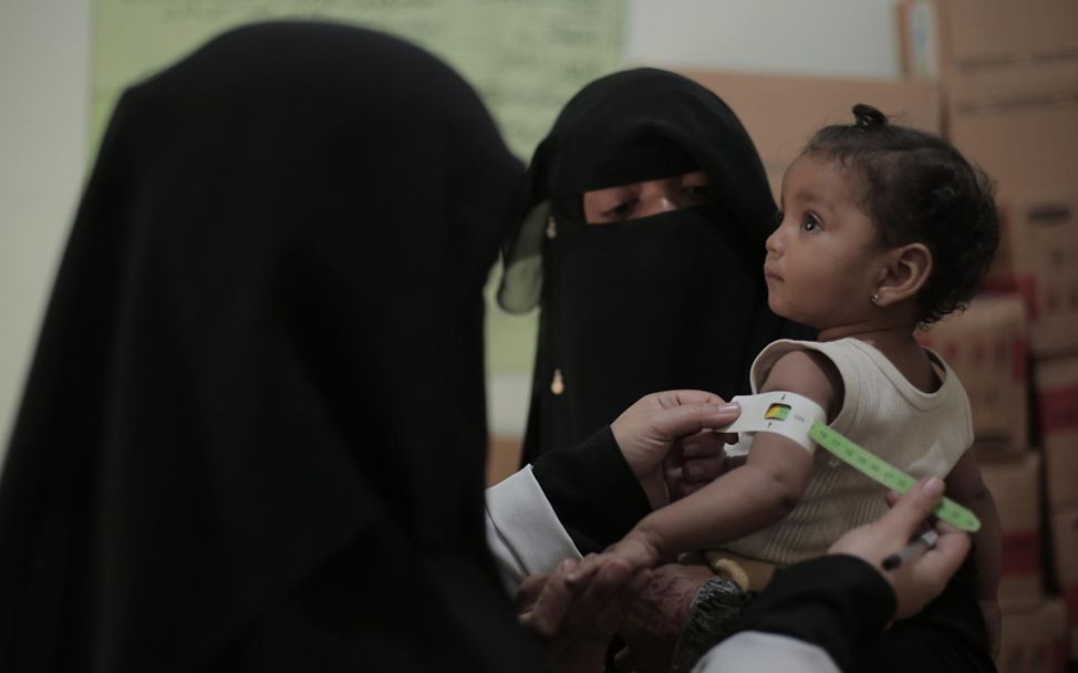 Hunger im Jemen: Baby Nour wird auf Mangelernährung untersucht