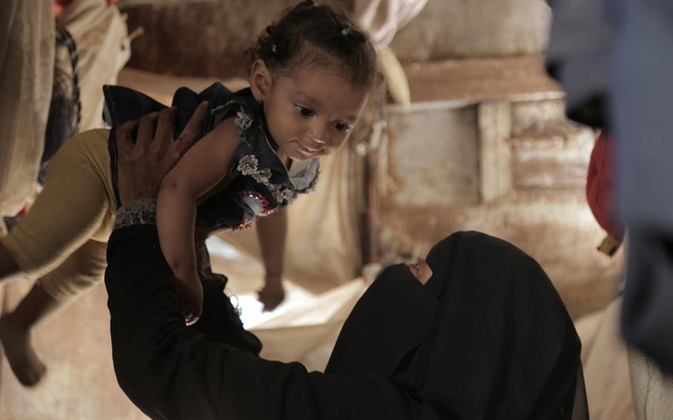 Hunger im Jemen: Nours Mutter spielt mit ihrer Tochter