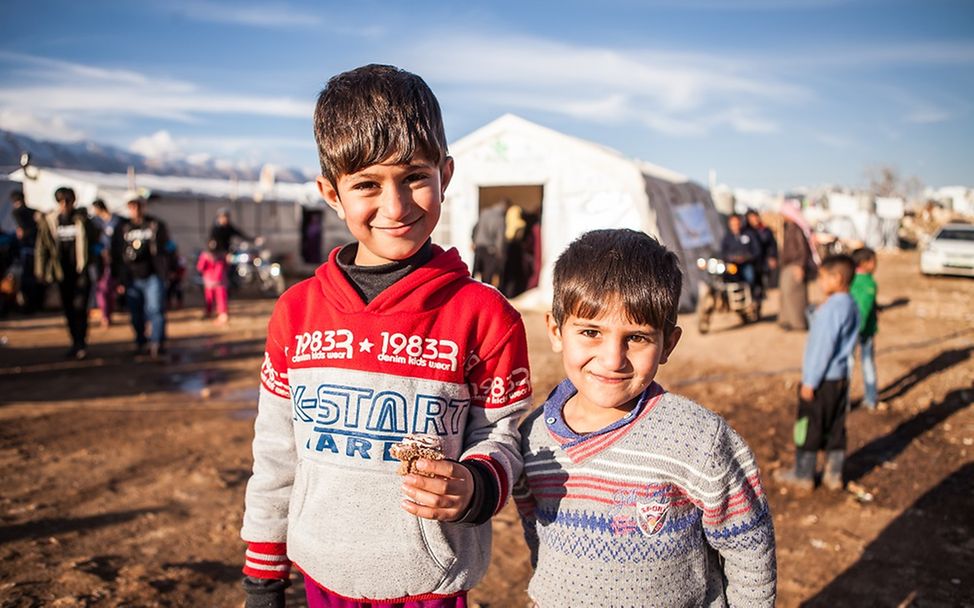 Spenden Syrien Nothilfe: Zwei Brüder, die vor dem syrischen Bürgerkrieg geflüchtet sind, in einem Flüchtlingslager im Libanon.