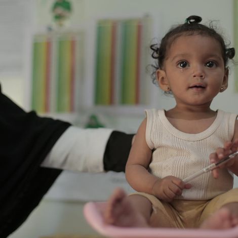 Jemen spenden: Baby Nour wird gewogen