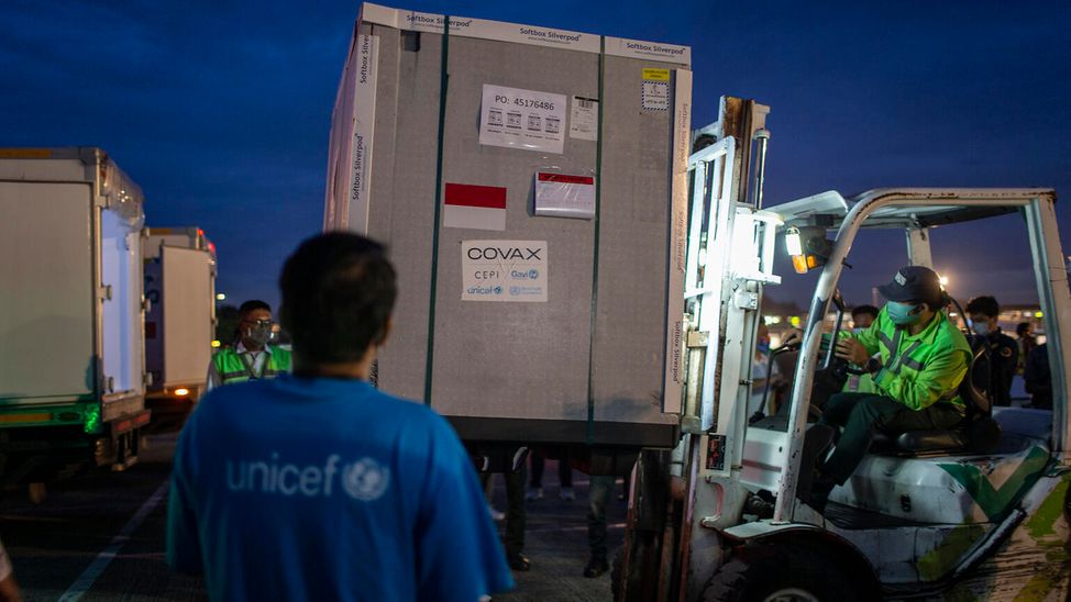 Indonesien: Ein UNICEF-Mitarbeiter in Indonesien beim Transport von Corona-Impfstoffen.