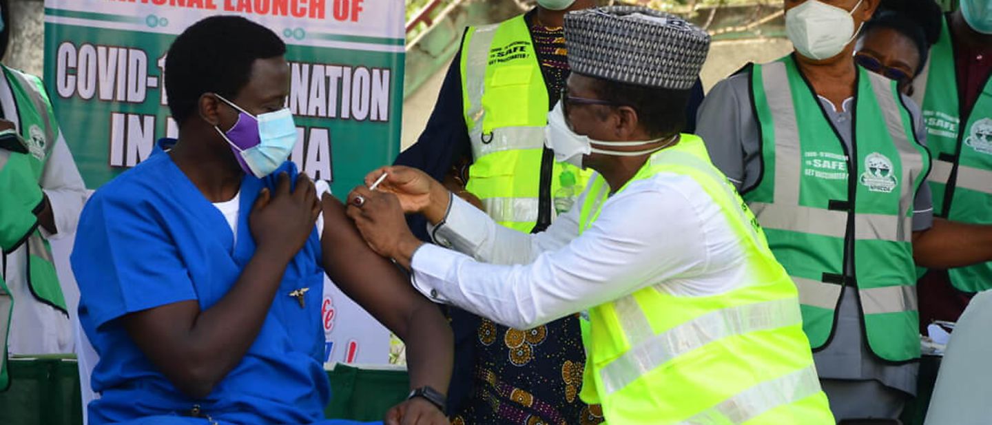 Nigeria: Ein Gesundheitshelfer wird gegen Corona geimpft. 