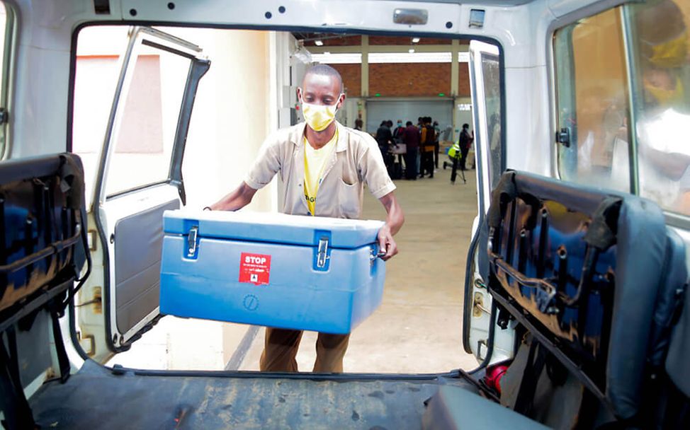Ruanda: Ein Helfer mit einer Kühlbox, die Corona-Impfstoff enthält.