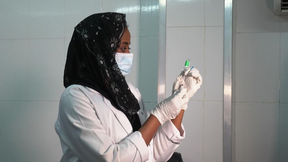 Sudan: Eine Gesundheitshelferin bereite eine Corona-Impfung vor.