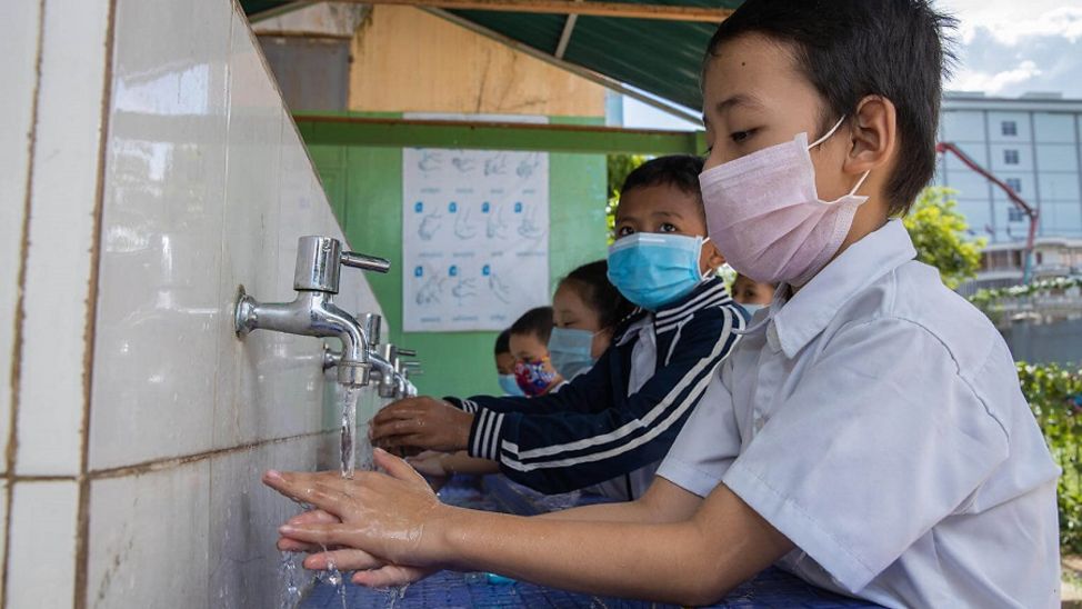 Kambodscha: Regelmäßiges Händewaschen gehört nun auch zum Schulalltag.