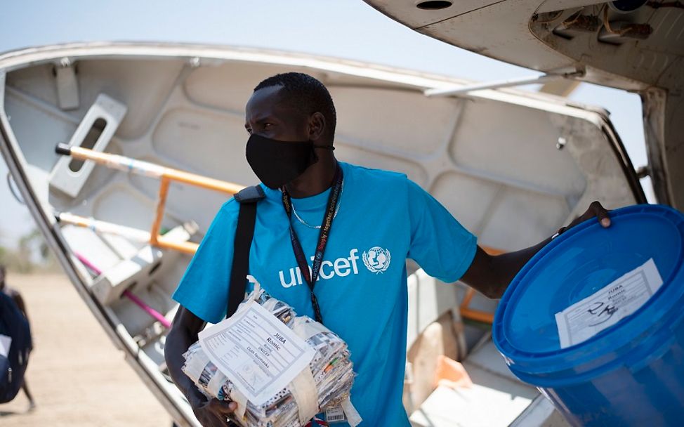 Südsudan 2021: UNICEF-Mitarbeiter sind im Einsatz, um Unterlagen zu verteilen.