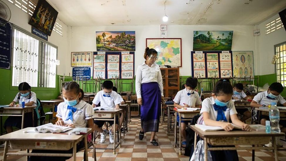 Kambodscha 2020: Während des Unterrichts halten Schüler und Lehrer Abstand und tragen Schutzmasken.