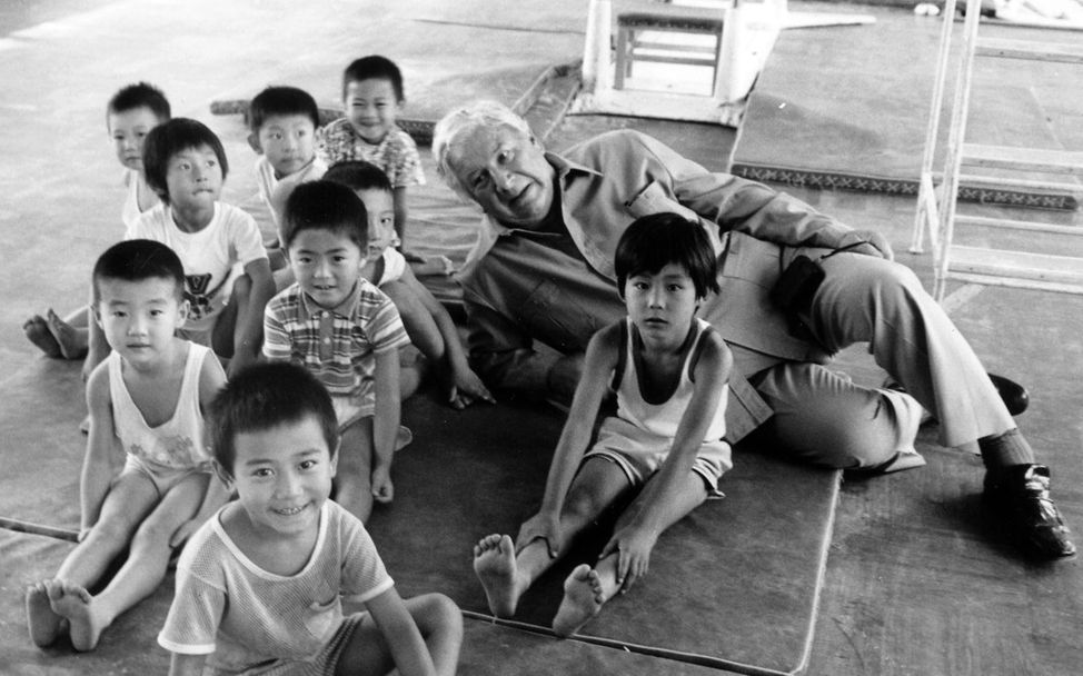 Peter Ustinov mit Kindern in China