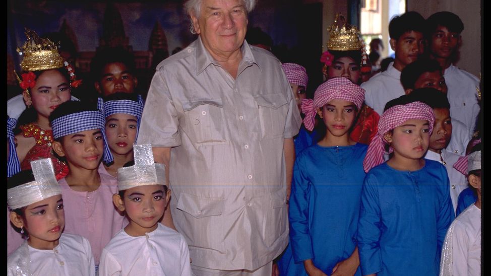 Peter Ustinov in Kambodscha. 