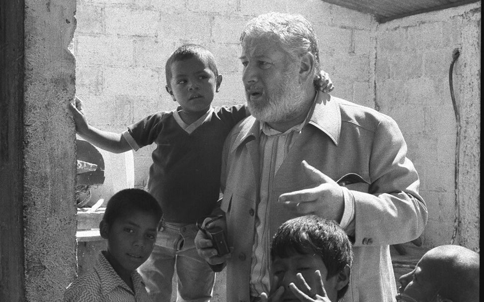 Peter Ustinov besucht Kinder in Guatemala.