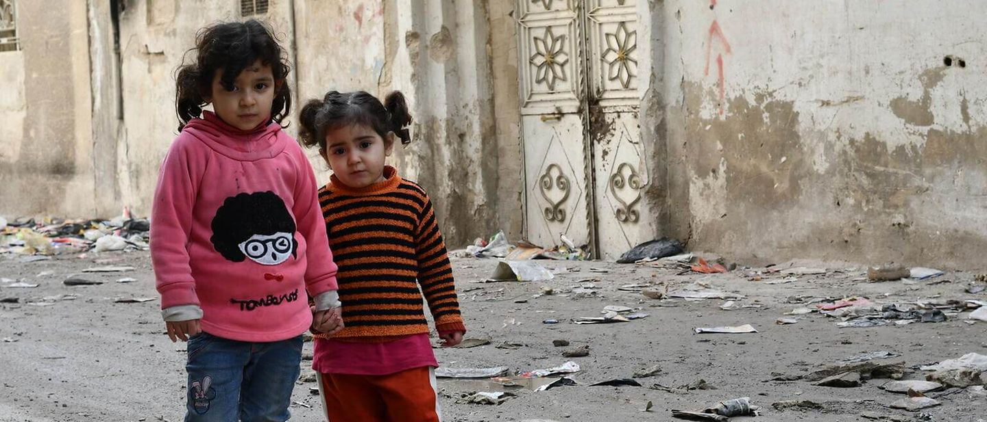 Syrien: Zwei Mädchen stehen in den Straßen von Damaskus