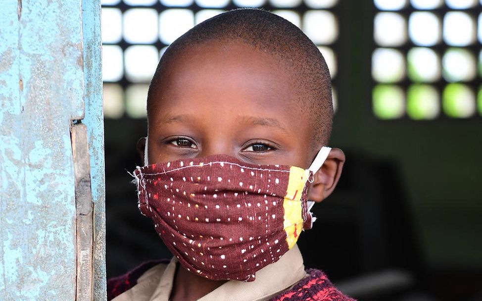 Ein Junge in der Elfenbeinküste trägt eine Schutzmaske gegen Covid-19. 