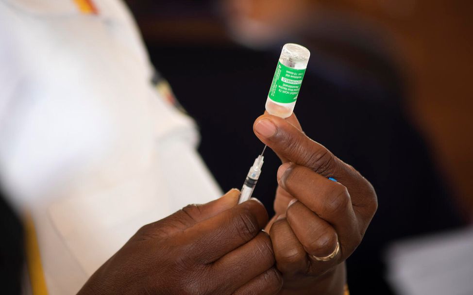 UNICEF: Eine Gesundheitshelferin zieht eine Spritze mit Corona-Impfstoff auf.