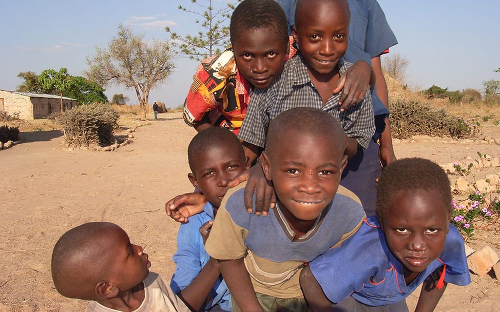 Sambia: Kinder posieren für ein Gruppenfoto.
