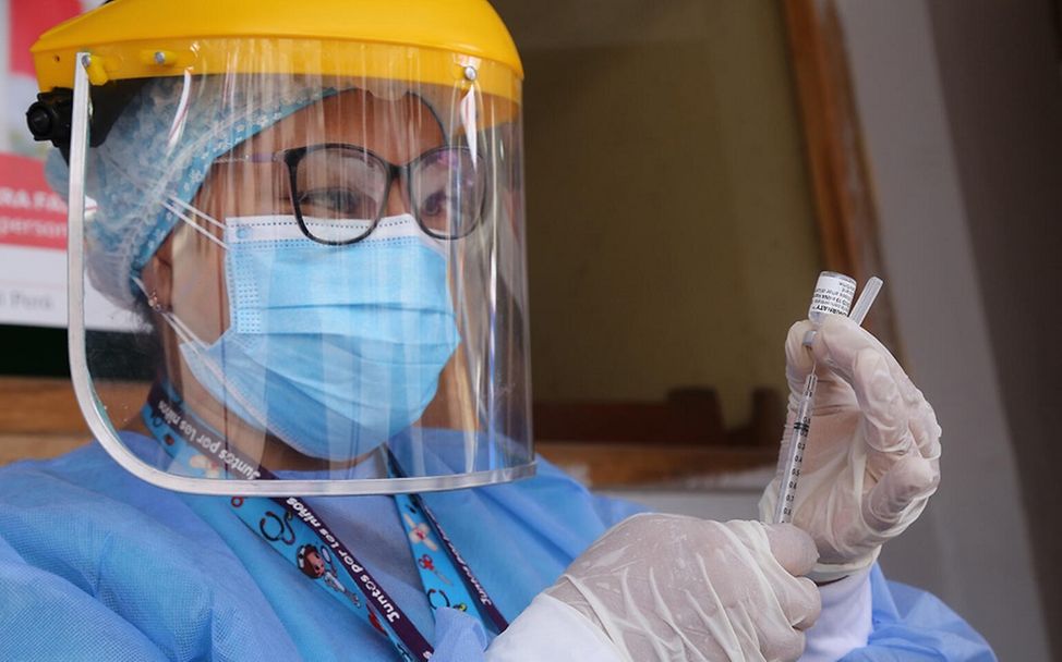 Gesundheitshelferin in Peru bereitet Impfung vor. 