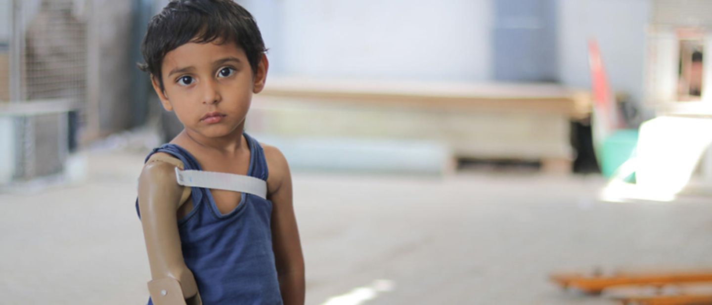 Jemen: Rayan hat im Krieg seinen Arm verloren. Nun trägt er eine Prothese. 