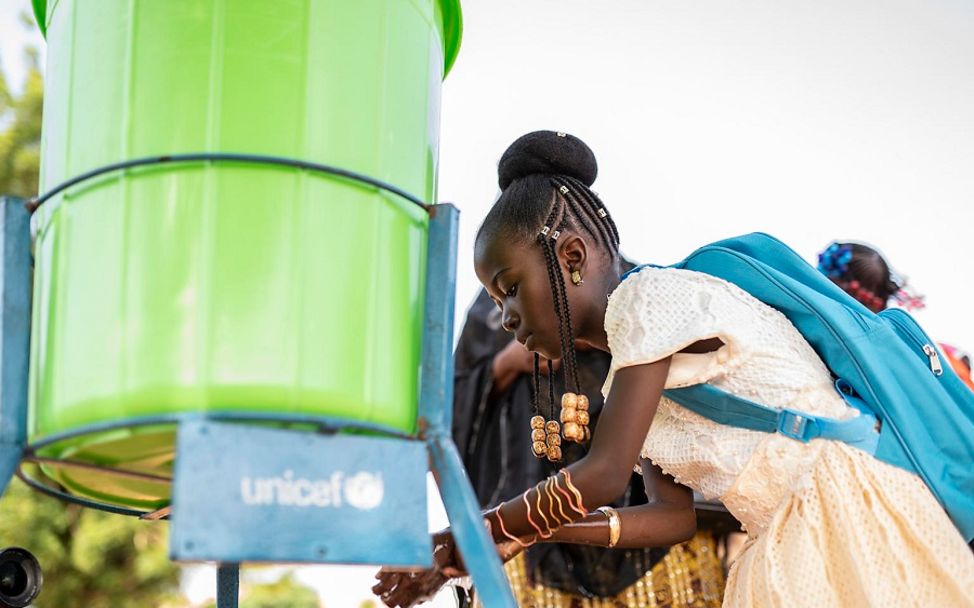 UNICEF hat Wasser und Seife zum Händewaschen bereitgestellt.