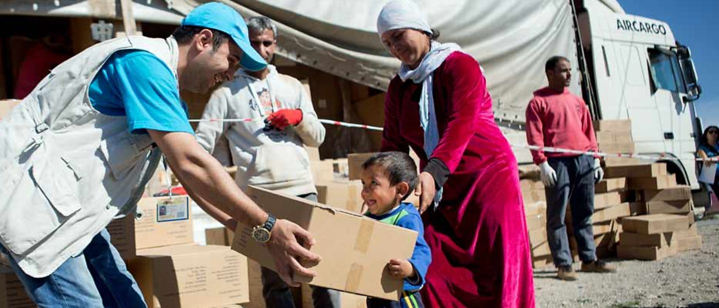 Nothilfe in Krisen: UNICEF-Helfer verteilen Hilfspakete an Flüchtlinge im Irak.