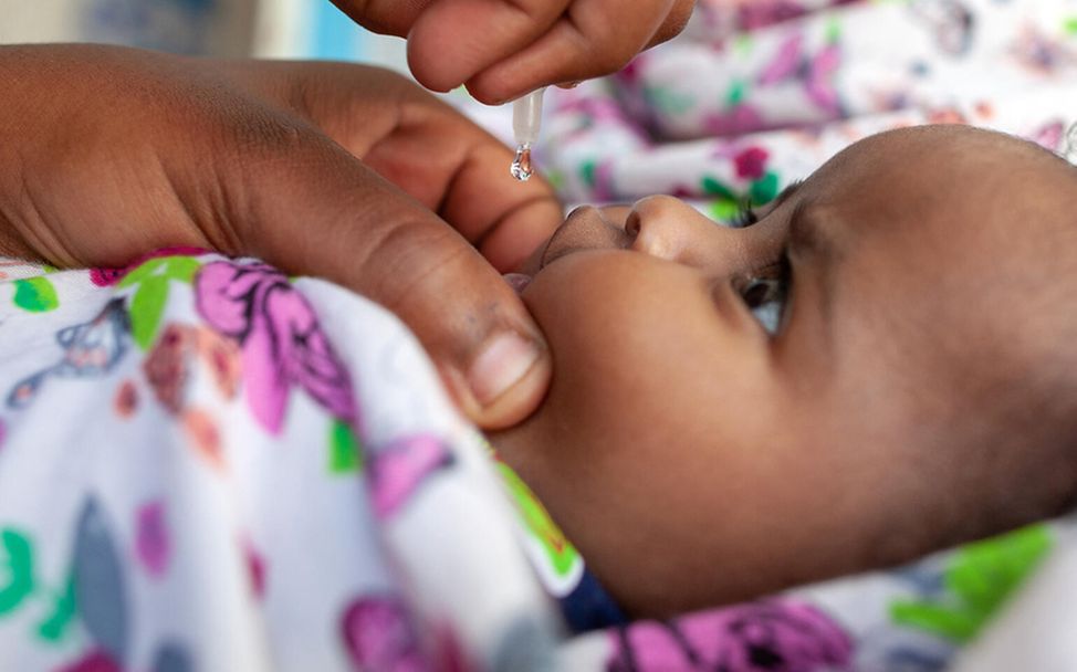 Somalia: Baby erhält Schluckimpfung gegen Polio