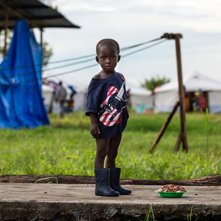 Geflüchtet vor dem Zyklon: Ein Junge in Mosambik in einem provisorischen Lager, hinter ihm sieht man notdürftige Zelte.